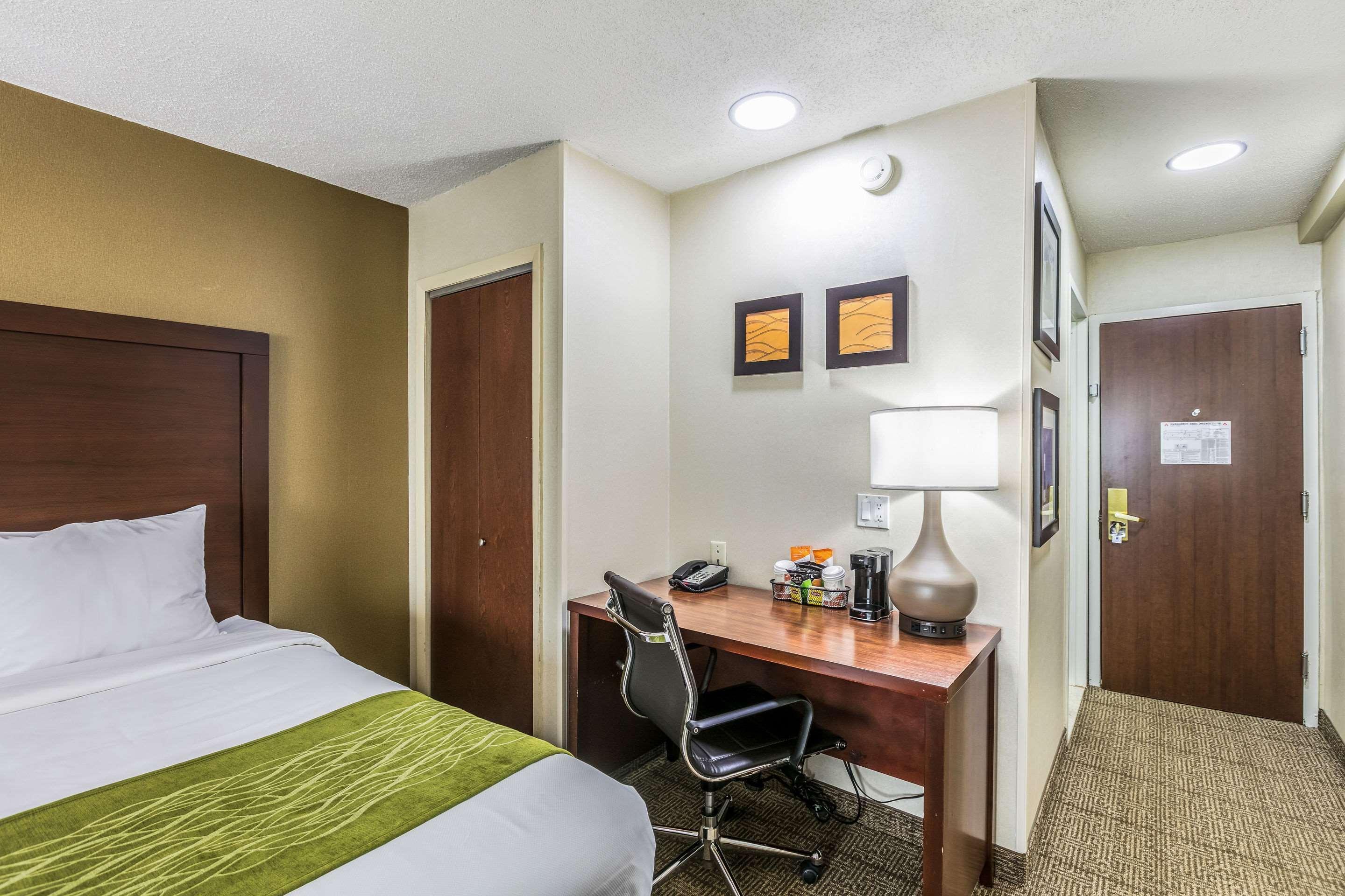 Comfort Inn Medford-Long Island Экстерьер фото